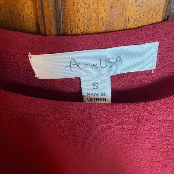 🎈Flowy Red Top 🎈 - Picture 2 of 4